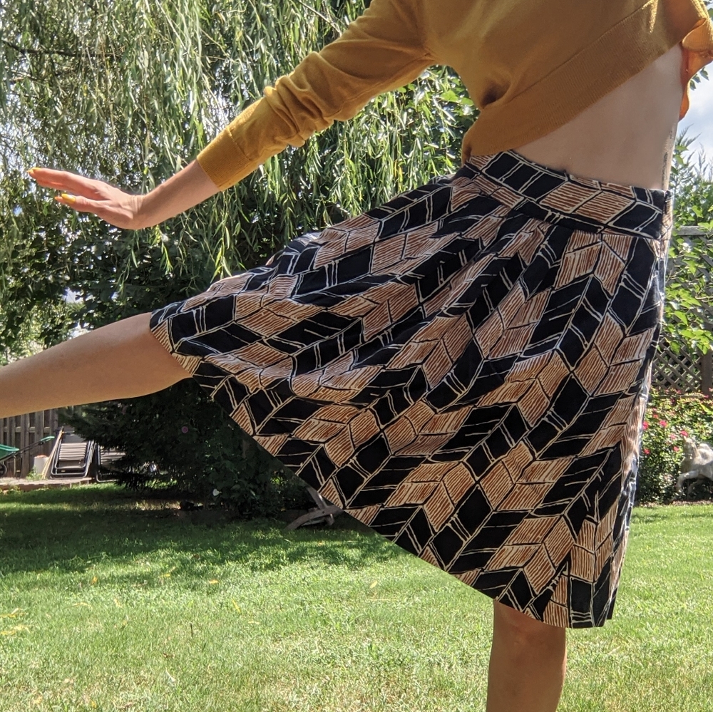 High waisted printed and pleated skirt